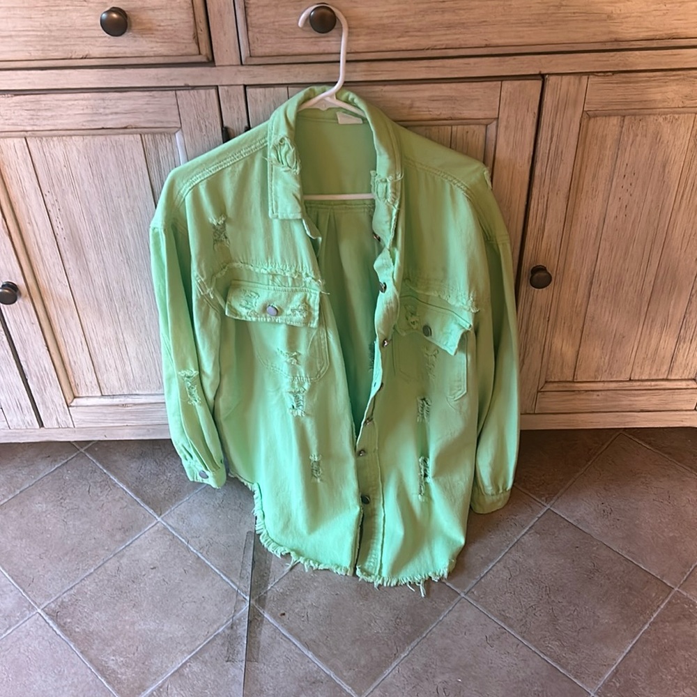 Green denimjacket.  Has stretch to it. Worn only 2 times. Clean home